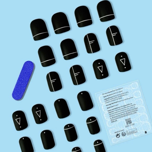 NIB Black and White Geometric Square Press on nails - Picture 3 of 4